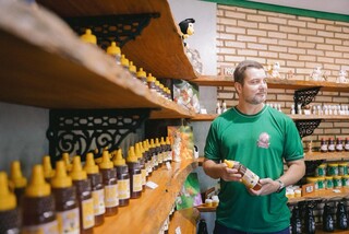 Fugindo da 2ª Guerra, polonês deixou legado à família pioneira no mel em MS Fugindo da 2ª Guerra, polonês deixou legado à família pioneira no mel em MS