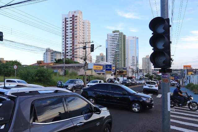 Sem&aacute;foros desligados deixam tr&acirc;nsito ca&oacute;tico em cruzamentos com a Cear&aacute;