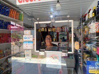 Para salvar neta do c&acirc;ncer, Maria fez santa gigante na cal&ccedil;ada de casa