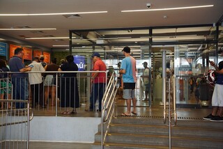 Sob calor de 33&deg;C, benefici&aacute;rios do INSS enfrentam at&eacute; 4 horas de fila