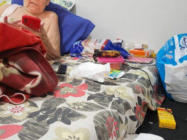 "Entre fraldas e doações, idosa de 80 anos luta contra o abandono dos filhos"