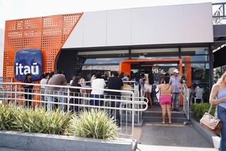 Sob calor de 33&deg;C, benefici&aacute;rios do INSS enfrentam at&eacute; 4 horas de fila