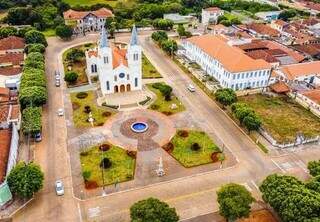Menina de 3 anos &eacute; encontrada chorando e com carrapicho no p&eacute; sozinha na rua