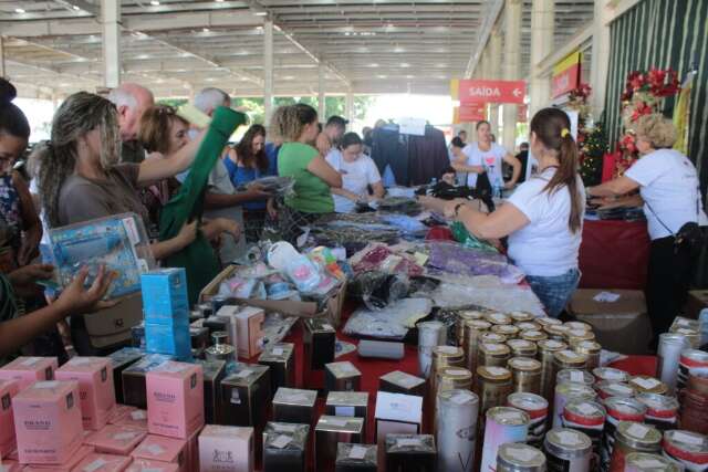 Bazar com produtos apreendidos arrecada recursos para mulheres, LGBT e idosos