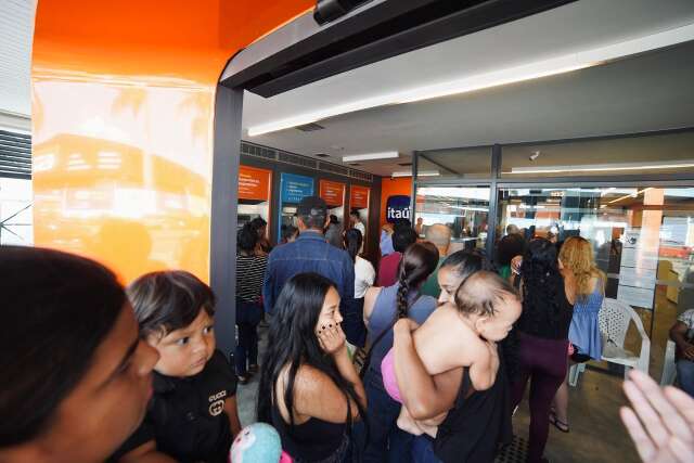 Sob calor de 33&deg;C, benefici&aacute;rios do INSS enfrentam at&eacute; 4 horas de fila