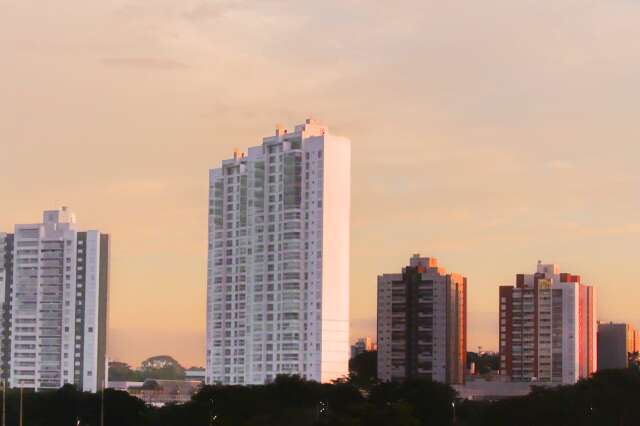 Ter&ccedil;a-feira ser&aacute; de calor e com chance de pancadas isoladas de chuva