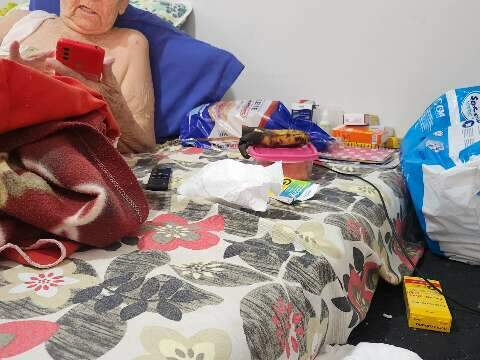 Entre fraldas e doa&ccedil;&otilde;es, idosa de 80 anos luta contra o abandono dos filhos