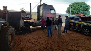 C&atilde;es descobrem 208 kg de coca&iacute;na sob assoalho de bitrem com min&eacute;rio