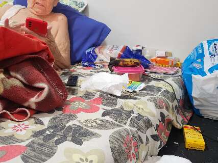 Entre fraldas e doa&ccedil;&otilde;es, idosa de 80 anos luta contra o abandono dos filhos