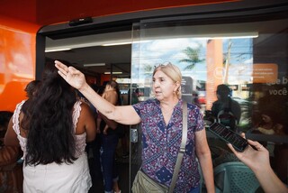Sob calor de 33&deg;C, benefici&aacute;rios do INSS enfrentam at&eacute; 4 horas de fila
