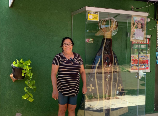 Para salvar neta do c&acirc;ncer, Maria fez santa gigante na cal&ccedil;ada de casa