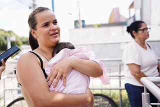 Sob calor de 33&deg;C, benefici&aacute;rios do INSS enfrentam at&eacute; 4 horas de fila
