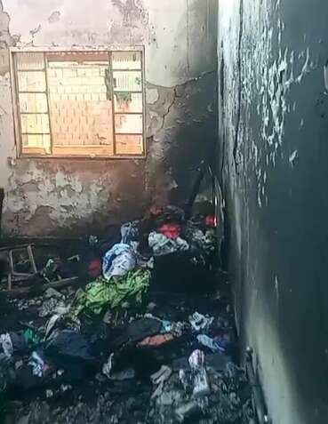 Casa pega fogo no Jardim Anache e suspeita &eacute; curto em carregador de celular