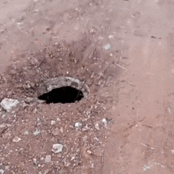 Rua passa por manuten&ccedil;&atilde;o, mas bueiro fica aberto sem qualquer sinaliza&ccedil;&atilde;o