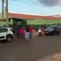 Alunos trocam socos e chutes em frente &agrave; escola no Tijuca