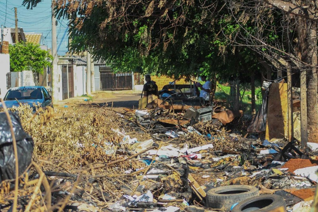 Ap&oacute;s limpeza e instala&ccedil;&atilde;o de c&acirc;meras, tr&ecirc;s s&atilde;o presos por descartar lixo