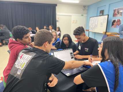 Curso gratuito orienta jovens sobre curr&iacute;culo e emprego 