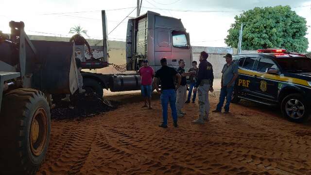 C&atilde;es descobrem 208 kg de coca&iacute;na sob assoalho de bitrem com min&eacute;rio