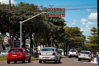 Placa na Mato Grosso guia motoristas &agrave; contram&atilde;o e longe do Parque dos Poderes