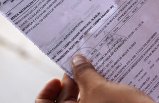 Sob calor de 33&deg;C, benefici&aacute;rios do INSS enfrentam at&eacute; 4 horas de fila