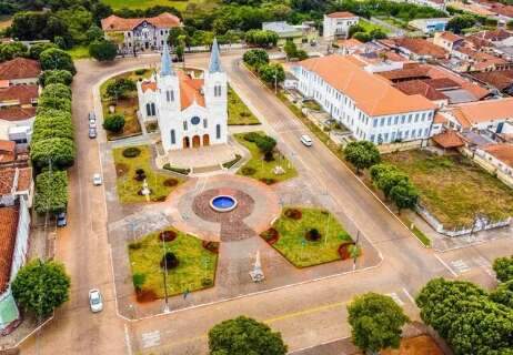 Menina de 3 anos &eacute; encontrada chorando e com carrapicho no p&eacute; sozinha na rua