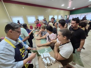 Consumidores dormem na calçada para garantir celulares baratos em bazar Consumidores dormem na calçada para garantir celulares baratos em bazar