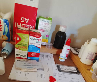 Criança aguarda aparelho de traqueostomia após lesão provocada por intubação Criança aguarda aparelho de traqueostomia após lesão provocada por intubação