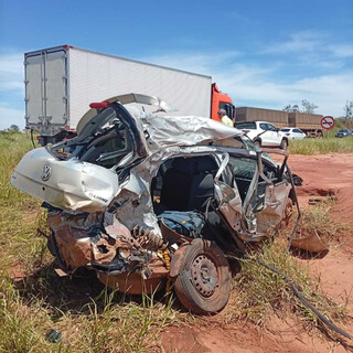 Ultrapassagem perigosa deixa carro destru&iacute;do e motorista preso &agrave;s ferragens