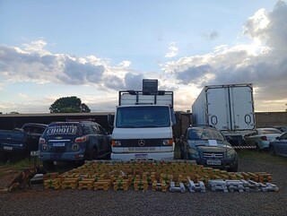 Polícia flagra mais de meia tonelada de maconha enterrada em chácara Polícia flagra mais de meia tonelada de maconha enterrada em chácara