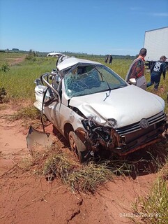 Ultrapassagem perigosa deixa carro destru&iacute;do e motorista preso &agrave;s ferragens