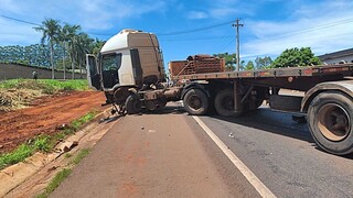 Carreta e carro batem de frente e causam congestionamento na BR-163