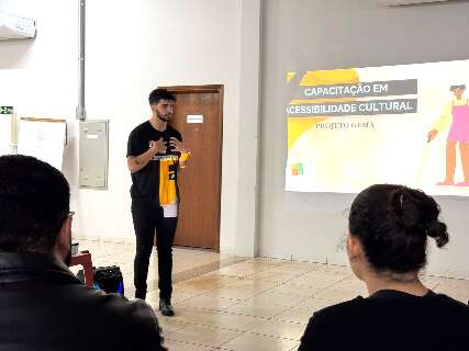 Oficina orienta profissionais sobre atendimento inclusivo em eventos culturais