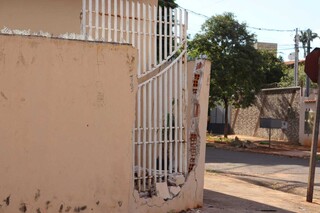 B&ecirc;bado, advogado &eacute; preso ap&oacute;s bater carro e derrubar muro de casa