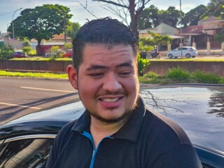 Consumidores dormem na calçada para garantir celulares baratos em bazar Consumidores dormem na calçada para garantir celulares baratos em bazar