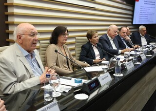 Tereza Cristina articulou reunião para adiar debate do fim da escala 6x1 Tereza Cristina articulou reunião para adiar debate do fim da escala 6x1