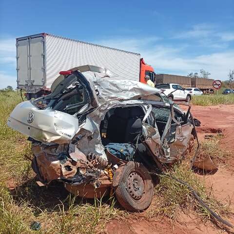 Ultrapassagem perigosa deixa carro destru&iacute;do e motorista preso &agrave;s ferragens