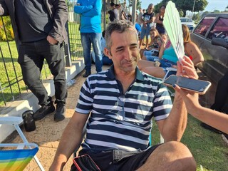 Consumidores dormem na calçada para garantir celulares baratos em bazar Consumidores dormem na calçada para garantir celulares baratos em bazar