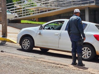 Acidente em cruzamento deixa carro tombado no Jardim dos Estados