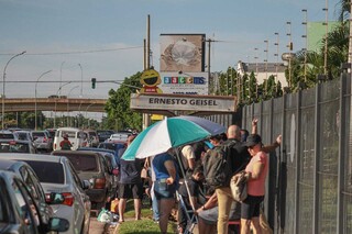 Consumidores dormem na calçada para garantir celulares baratos em bazar Consumidores dormem na calçada para garantir celulares baratos em bazar