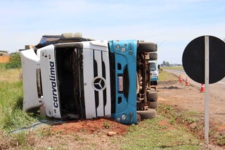 Carreta com 30 toneladas de pluma de algod&atilde;o tomba na sa&iacute;da para Cuiab&aacute;