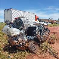 Ultrapassagem perigosa deixa carro destru&iacute;do e motorista preso &agrave;s ferragens