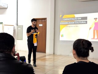 Oficina orienta profissionais sobre atendimento inclusivo em eventos culturais