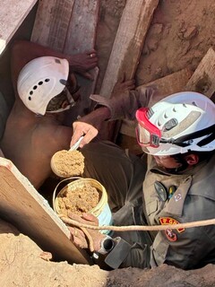 Homem é soterrado, amigo age rápido e idoso sai vivo de buraco Homem é soterrado, amigo age rápido e idoso sai vivo de buraco