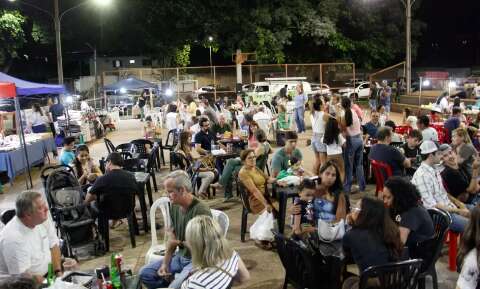 Feira em quadra de esportes &eacute; tradi&ccedil;&atilde;o h&aacute; 12 anos &agrave;s quartas-feiras