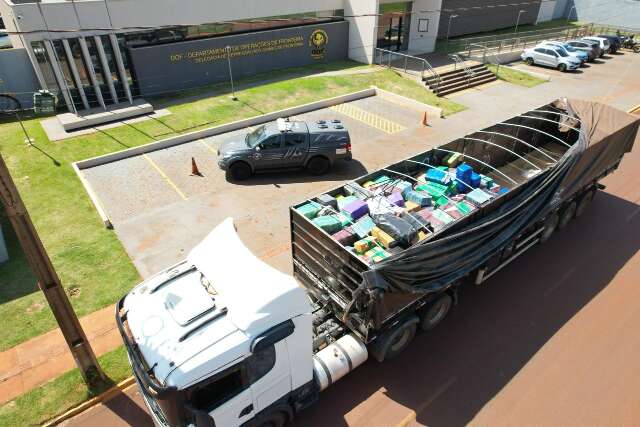 Tr&ecirc;s s&atilde;o presos com 11 toneladas de maconha escondidas em carga de soja