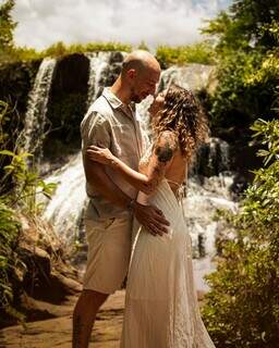 Pen&eacute;lope e Renan casaram no bar do 1&deg; encontro e a cadela foi a dama