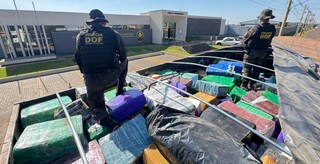 Tr&ecirc;s s&atilde;o presos com 11 toneladas de maconha escondidas em carga de soja