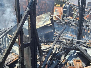 Casa de madeira &eacute; incendiada e fogo alcan&ccedil;a mais de 5 metros de altura