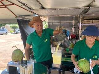 Caldo de cana com maracuj&aacute; batido virou aposta de casal em garaparia