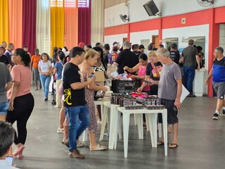 Com celulares a R$ 500, bazar vira alvo de homens em busca de pechincha